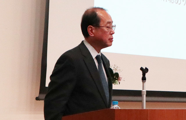 Izumi sharing his views on "Developing cities and infrastructure in the 100-year-life time"