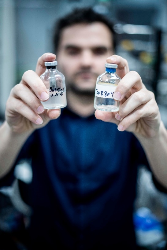 Figure 1: Typical samples analyzed in the study. Left-hand side: Incubation of bacteria with propane. Right-hand side: Natural gas sample. Credit - N. Escanlar/ELSI