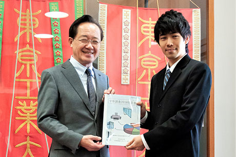 Student staff representative Kojima (right) presenting proposal to Masu
