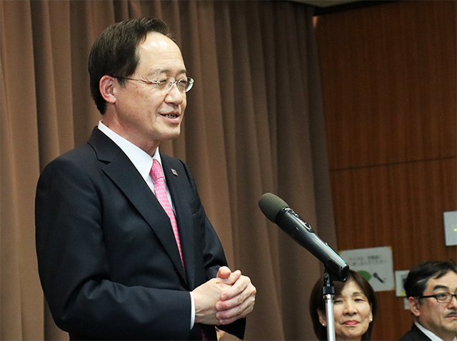 Tokyo Tech President Kazuya Masu congratulating program participants