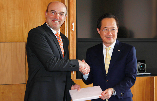 President Masu (right) and RWTH Aachen University Rector Rüdiger