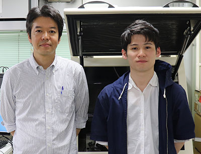 Research co-authors Doctoral student Takanori Harashima (right) and Associate professor Tomoaki Nishino (left) in the laboratory at Tokyo Tech.