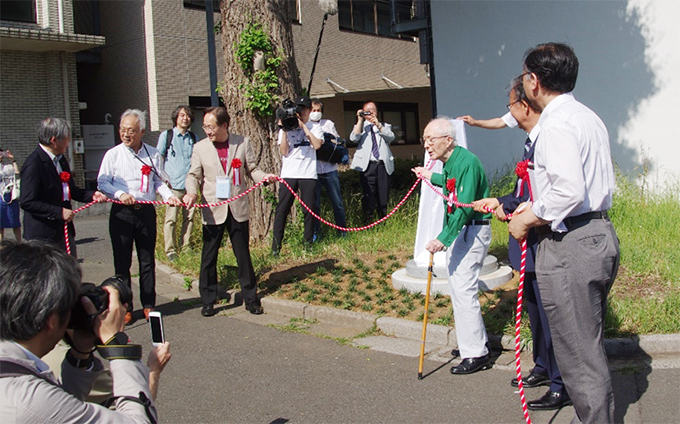 Mori and others unveiling monument