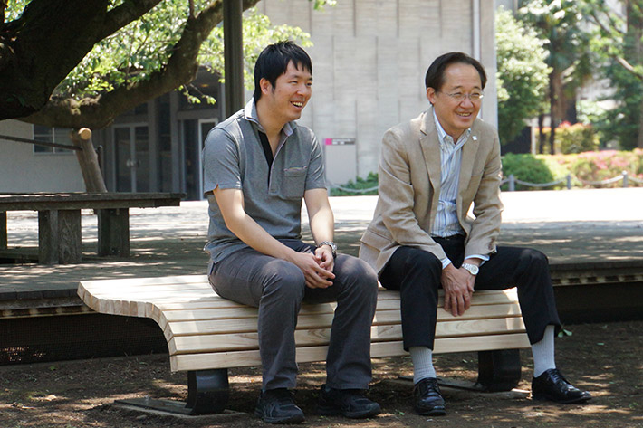 Alumni and donor Obo (left) with President Kazuya Masu during Homecoming Day
