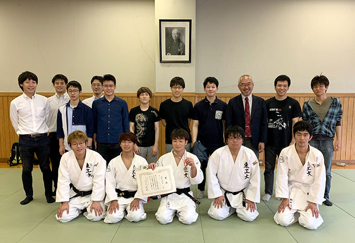 Ono (front, center) with other judokas