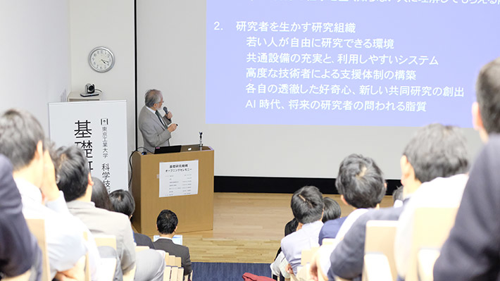 Ohsumi giving a lecture