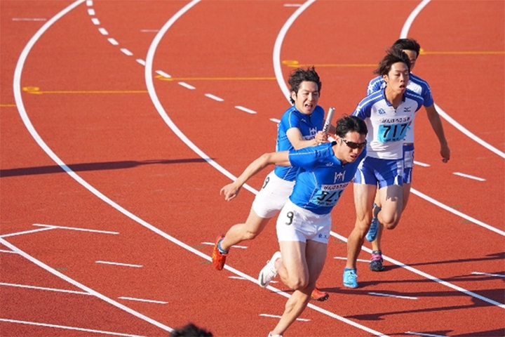 Takahashi hands off to anchor Sanada (9) in 4x100 m relay