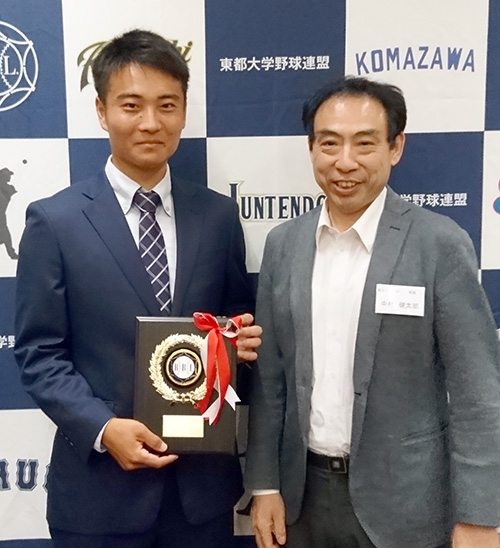 Fuchiwaki (left) with club Prof. Nakamura at league awards ceremony on June 27