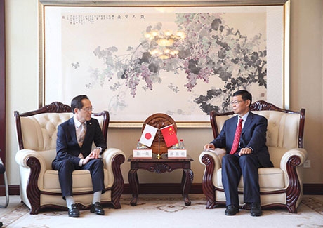 Masu (left) with DUT President Dongming Guo
