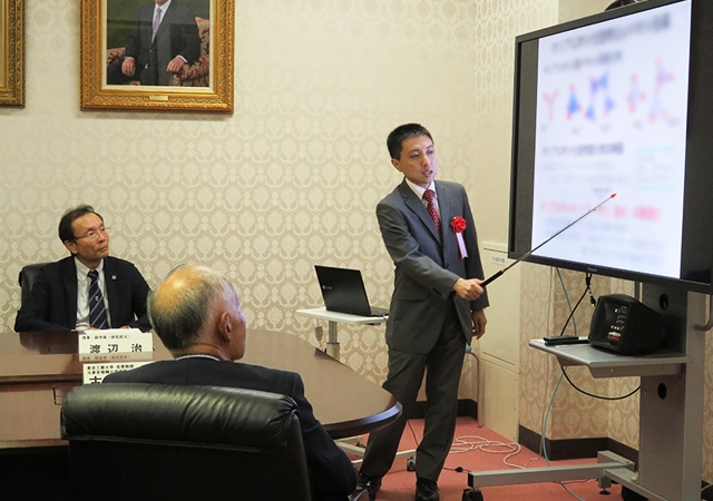 Assistant Prof. Ryota SHIMIZU giving presentation
