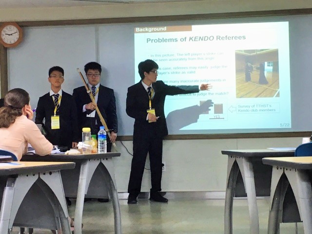 Tokyo Tech high school team presenting their research