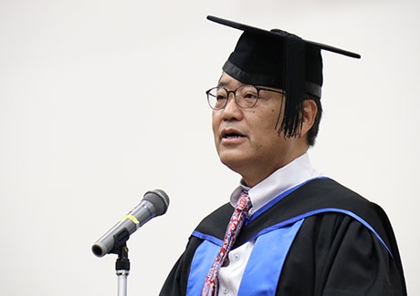 Dean Ueda addressing the new graduates