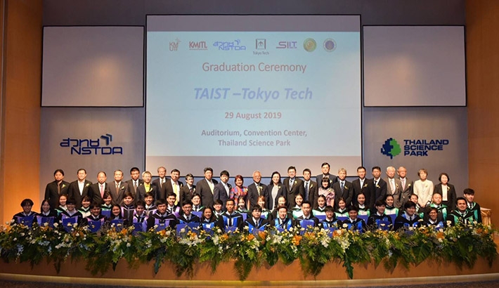 TAIST-Tokyo Tech graduates with faculty members