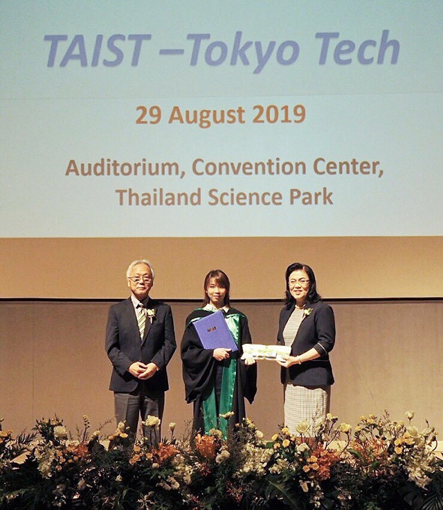 Mizumoto (left) and Thuvasethakul (right) with TAIST-Tokyo Tech graduate