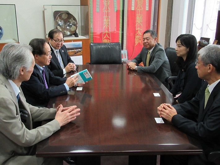 Watanabe in discussion with Tokyo Tech president and other ceremony participants