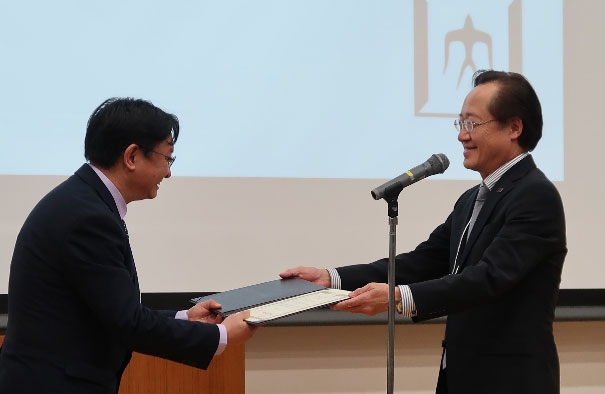 Xing (left) named first Tokyo Institute of Technology Fellow
