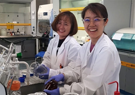 Wu (left) and Yumiko Ito at lab