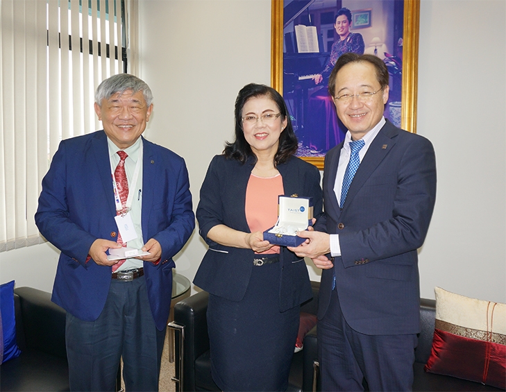 (from right) Masu with NSTDA EVP Thuvasethakul and Acting EVP Prasit Palittapongarnpim