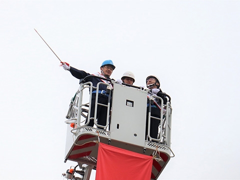 President Masu initiating water discharge by fire department