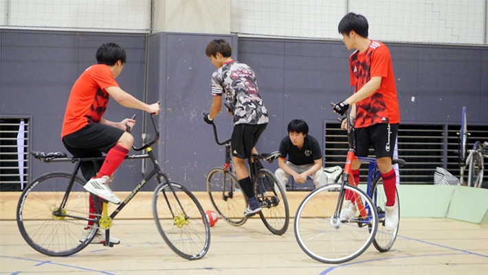 Tokyo Tech (in red) hounding opponent in final match