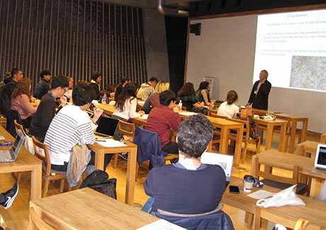 Isozaki delivering his lecture