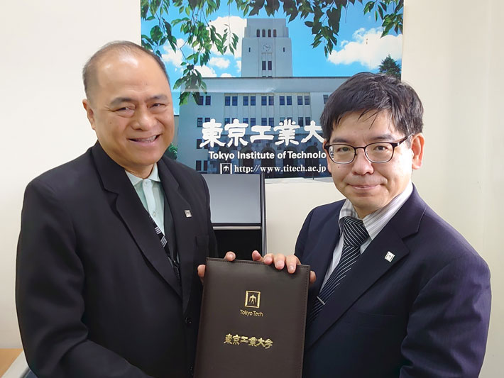 Tokyo Tech Fellow Gallardo (left) and Philippines Office Director Nishizaki