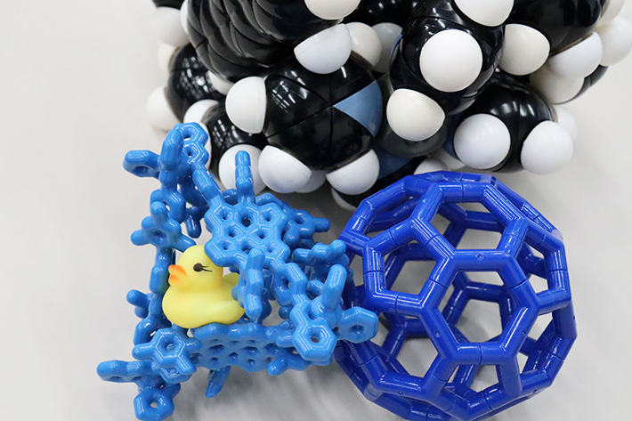 Models of molecular capsules