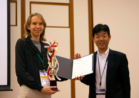 Best Presentation Award Winner Pauline van Deursen (left) and Yamaguchi