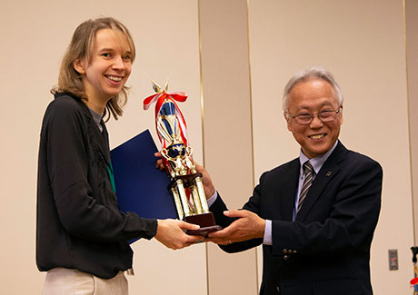 Best Presenter Award Winner Pauline van Deursen (left) and Tokyo Tech EVP for Education Tetsuya Mizumoto