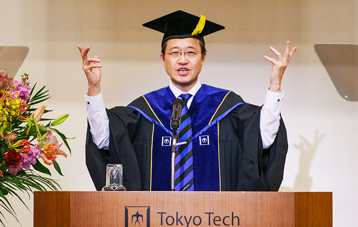 Masu speaking to Tokyo Tech's newest graduates
