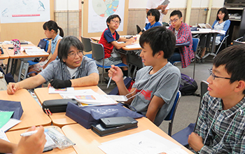Assoc. Prof. Yamamoto (center) holding Time machine-less travel to the past class in 2016