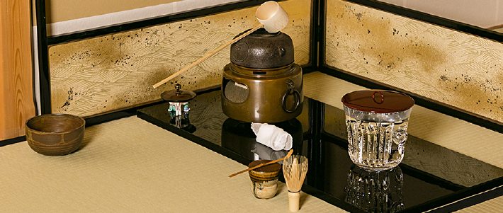 Kobori uses Saint-Louis crystal for the tea to show hospitality to his French guest.