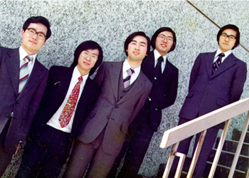 Professor Chong (second from left), after presentating his final research