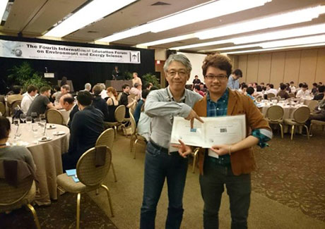 Professor Iijima (left) congratulates Leelawat on awards won at the 4th International Education Forum on Environment and Energy Science, Hawaii, USA