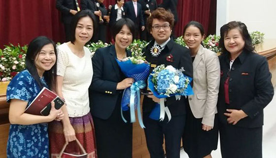 Leelawat with Chulalongkorn University colleagues after receiving the 2018 SakInthania's Young Lecturer Award