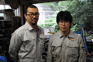 Formula SAE Project leader Akimitsu Hozumi (right) and circle Old Boy Takuya Saito