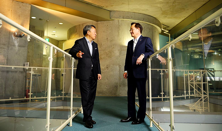 President Kazuya Masu in conversation with Professor Akira Ikegami