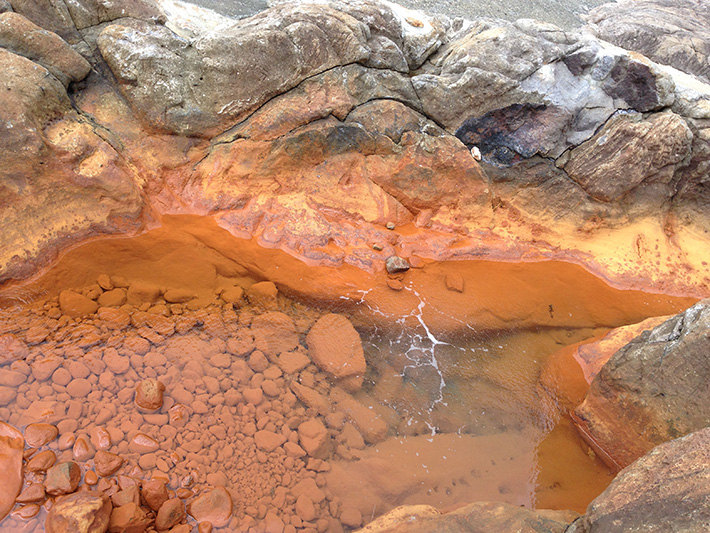 Iron-rich hot spring that may be similar to past locations on Earth (Jinata hot spring on Shikinejima)