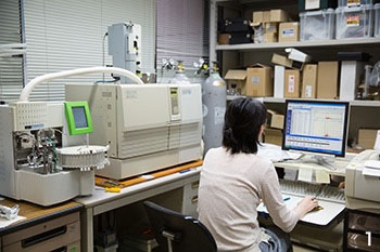A gas chromatography-mass spectrometry (GC-MS)