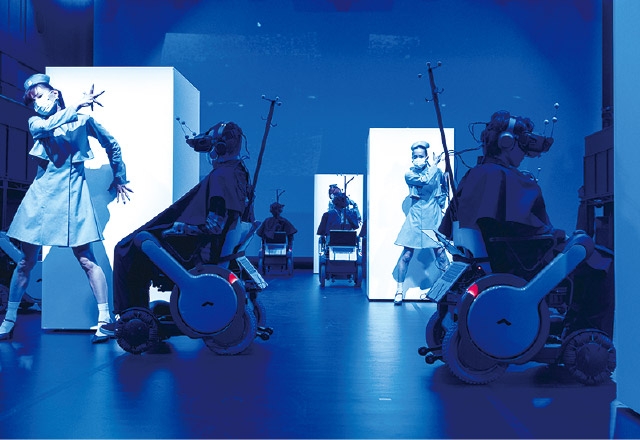 In border, the movement of the personal mobility WHILL and an omni-wheel cart are controlled with precision. Five dancers and ten spectators wearing AR/VR goggles present a completely new performance in perfect harmony.