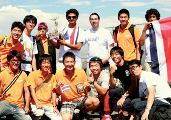 A commemorative team photo with the team from Costa Rica