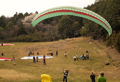 New students experience hang gliding or paragliding at Ashio Mountain. 
