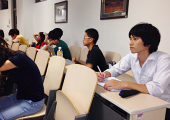 Umetsu in a class at Tsinghua University