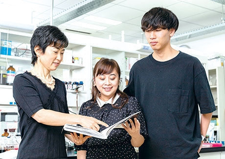 Each student has a research notebook. They do research every day while communicating with Matsuda based on detailed theories and findings.