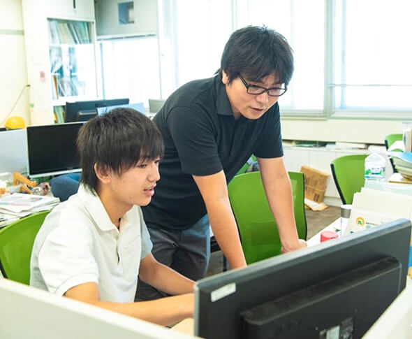 Suzuki in discussion with a student