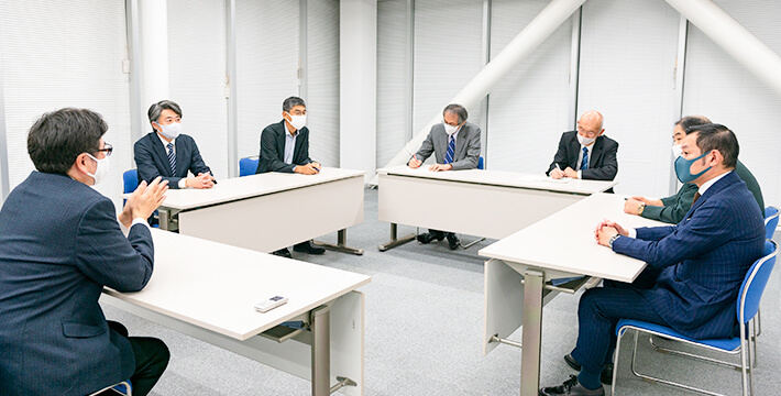 Oshima General CM and representatives of the collaborative research clusters