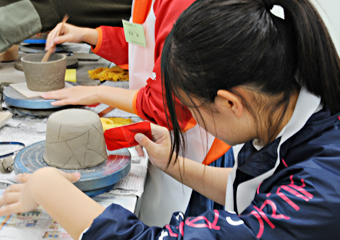 Engraving patterns on the pottery