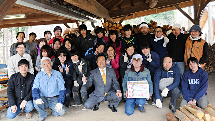 Group shot at Mashiko Town with Mr. Tomoyuki Otsuka, Mayor of Mashiko