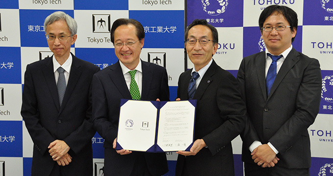 Nishimori (left) with President Masu and Tohoku University President Hideo Ono and Professor Masayuki Ohzeki