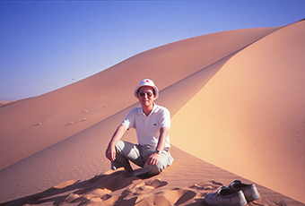 In October 1990, Konagai stayed in Algeria for JICA's university support project at the University of Science and Technology of Oran. He spent weekends studying the natural environment in the desert.